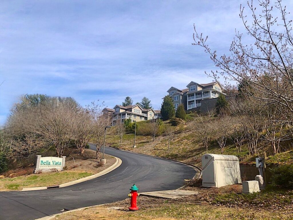 Picture of front of Bella Vista Gracious Living Asheville from main road